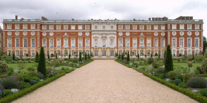 Hampton Court (Wikipedia)